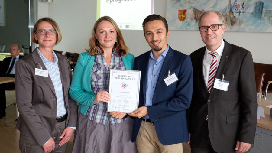 Auszeichnung Familienfreundliches Unternehmen im Kreis Paderborn (© Foto:Oliver Krato) Auszeichnung Familienfreundliches Unternehmen im Kreis Paderborn (© Foto:Oliver Krato)